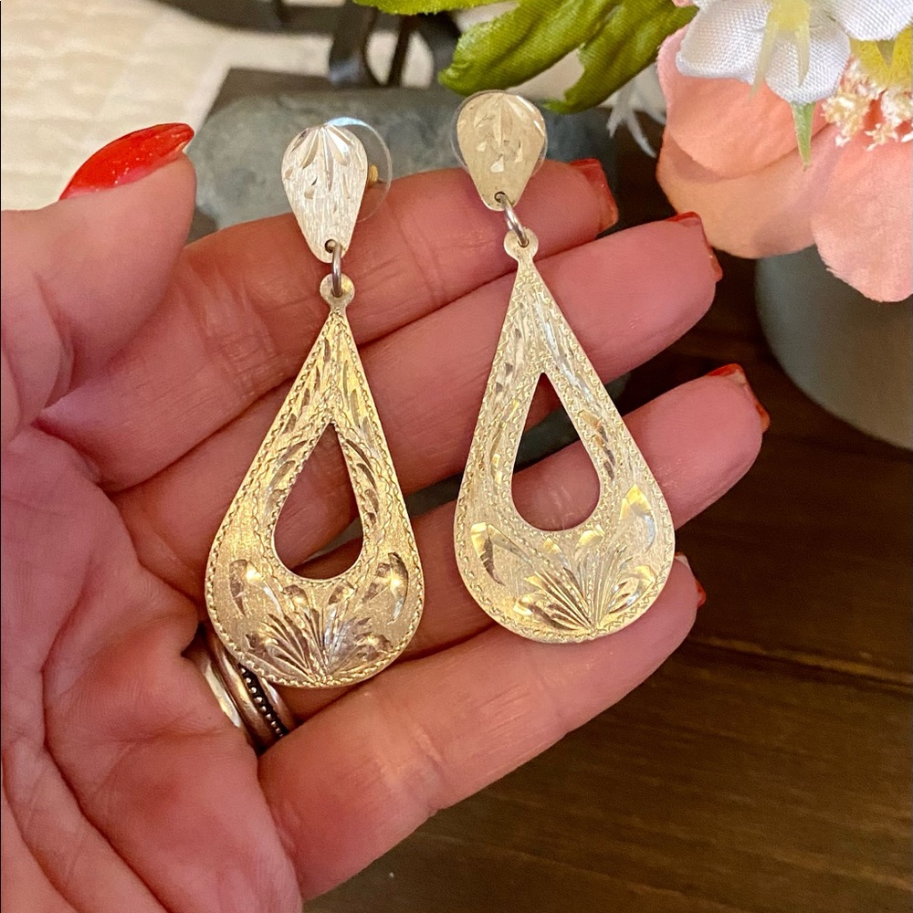 *SOLD* Sterling Silver Etched Earrings🌻